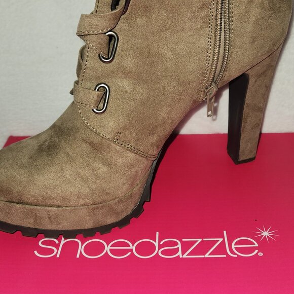 Gently Used Shoe Boot size 12 - Picture 2 of 5